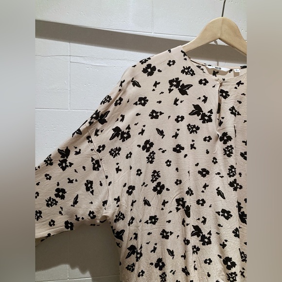 Uniqlo crepe blouse - Cream with black flower - Bat sleeves - Size L - Picture 3 of 4